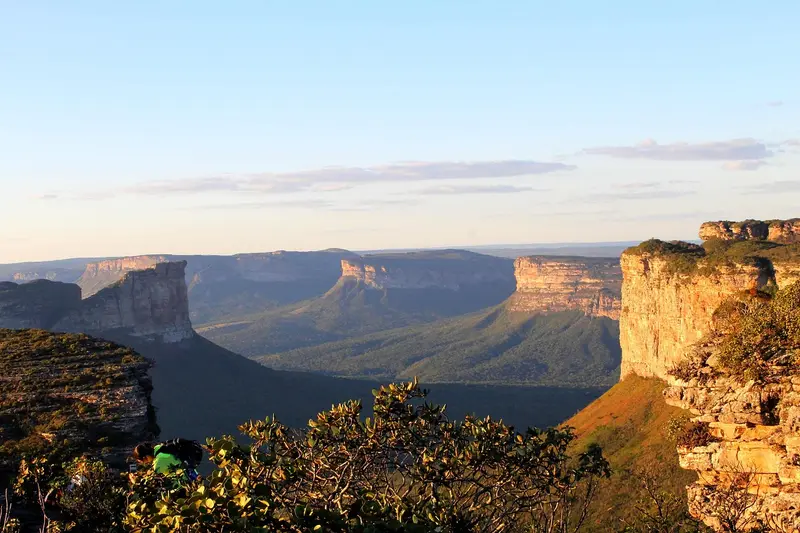 Vale da Chapada Diamantina iluminado pelo sol do fim da tarde