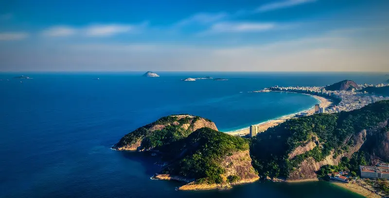 Vista aérea de um morro verde à beira-mar no litoral do Rio de Janeiro