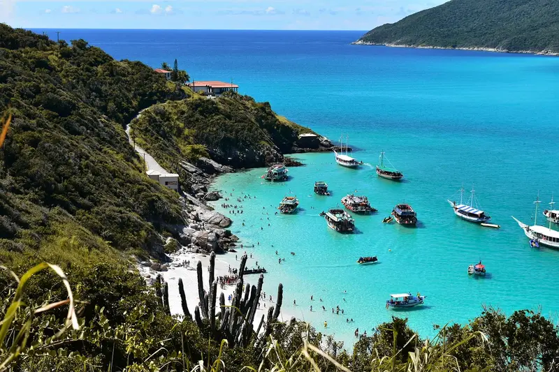 Enseada de mar azul-turquesa com barcos, no litoral do Rio de Janeiro