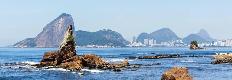 Pedras na praia de Icaraí, em Niterói, com o Rio de Janeiro ao fundo