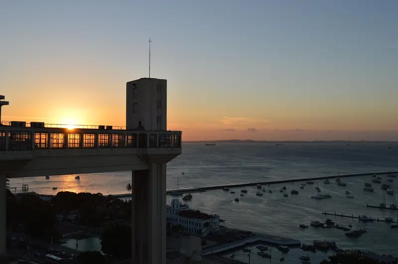 Pôr do sol atrás do Elevador Lacerda, em Salvador